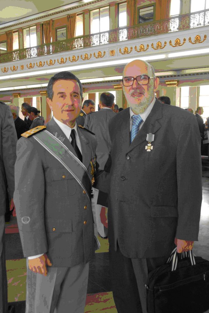 Prof. Israel Blajberg ao lado do General Túlio Cherem, Comandante da Escola Superior de Guerra, durante a cerimônia.